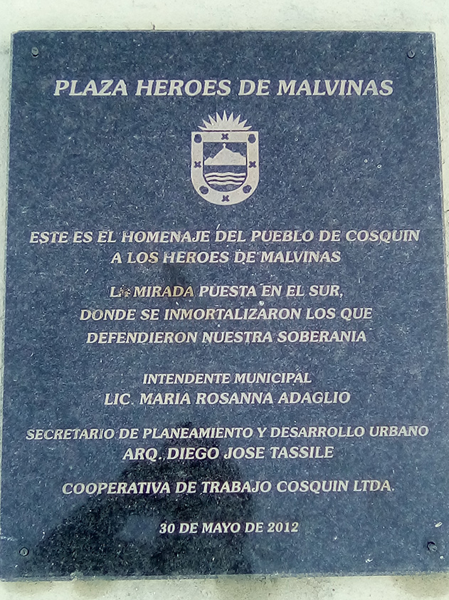 La fotografía muestra una placa en la Plaza “Héroes de Malvinas” con palabras en homenaje a los combatientes de la Guerra de Malvinas.