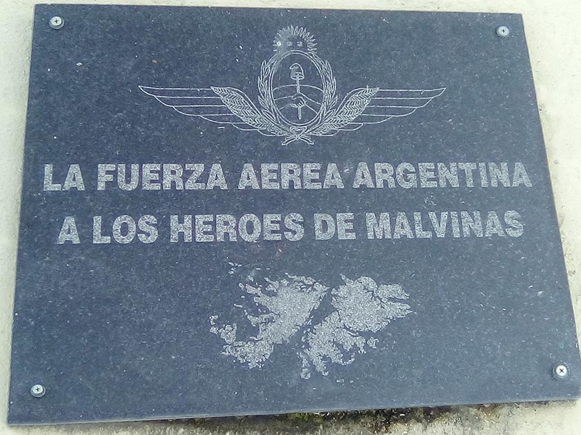 Placa con frase “De la Fuerza Aerea Argentina a los Heroes de Malvinas”