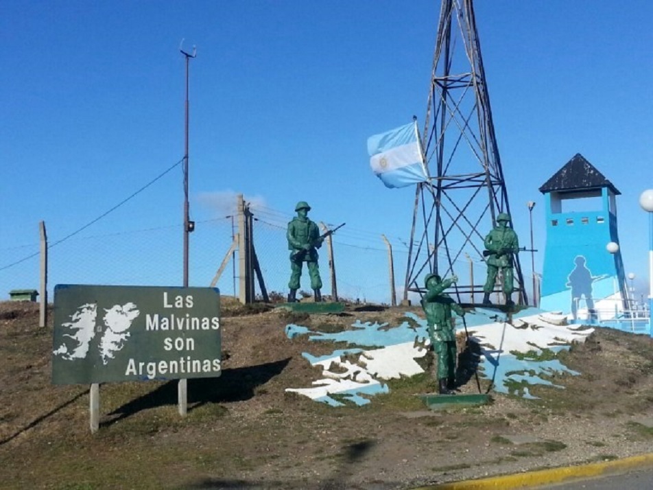 Réplica de soldados argentinos izando la bandera argentina en las Islas Malvinas en Río Grande