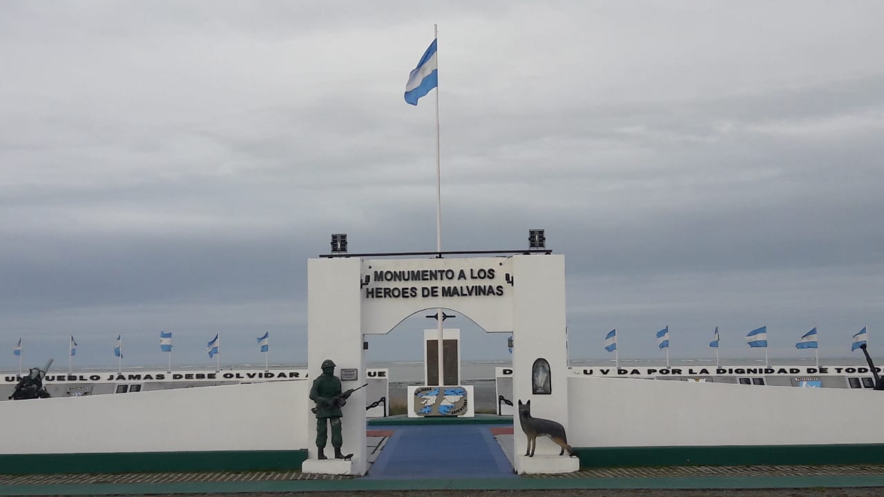Foto de frente del monumento a los caídos en la Guerra de Malvinas en Río Grande