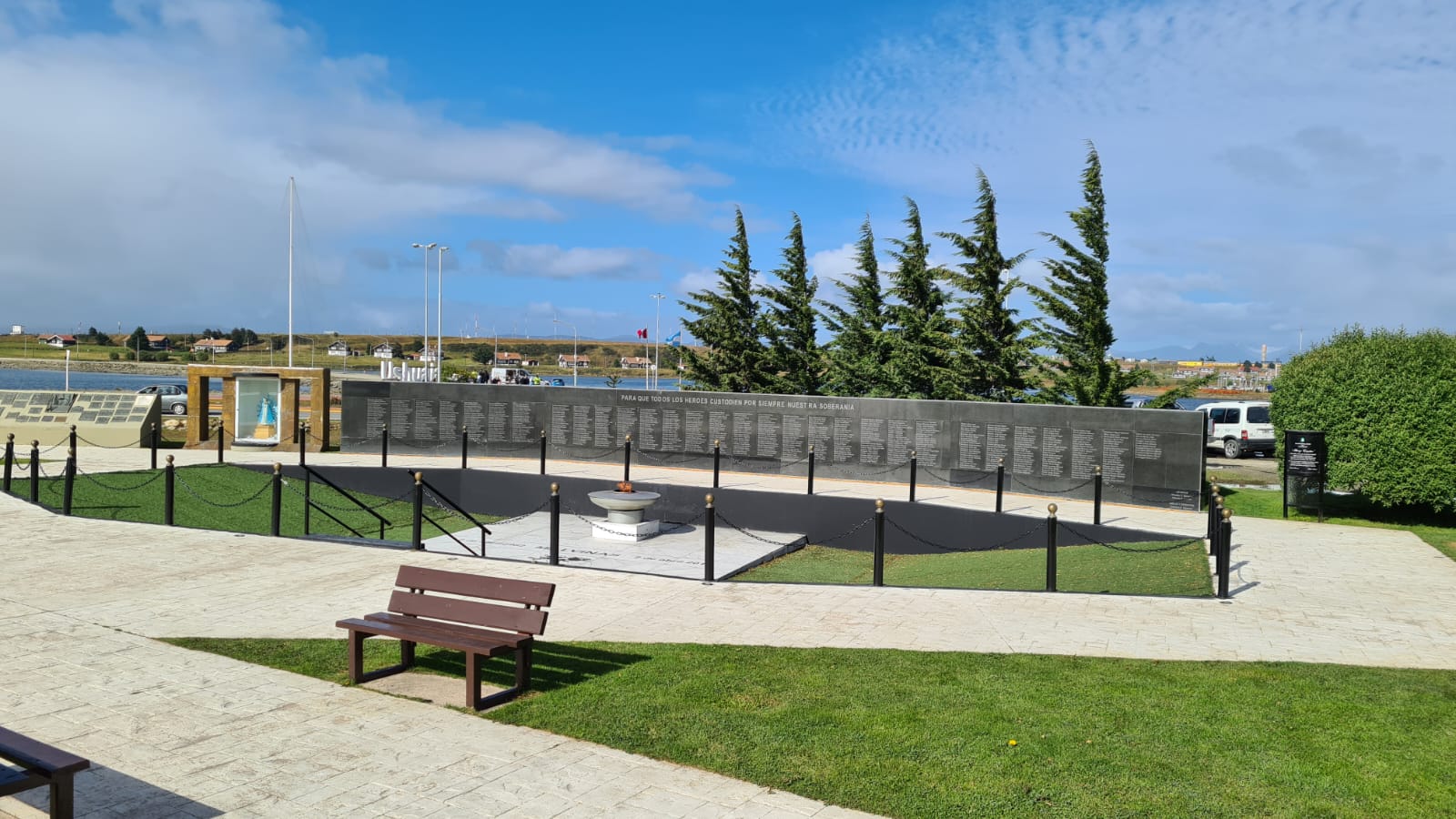 Muro con los nombres de los caídos en la Guerra de Malvinas en Ushuaia
