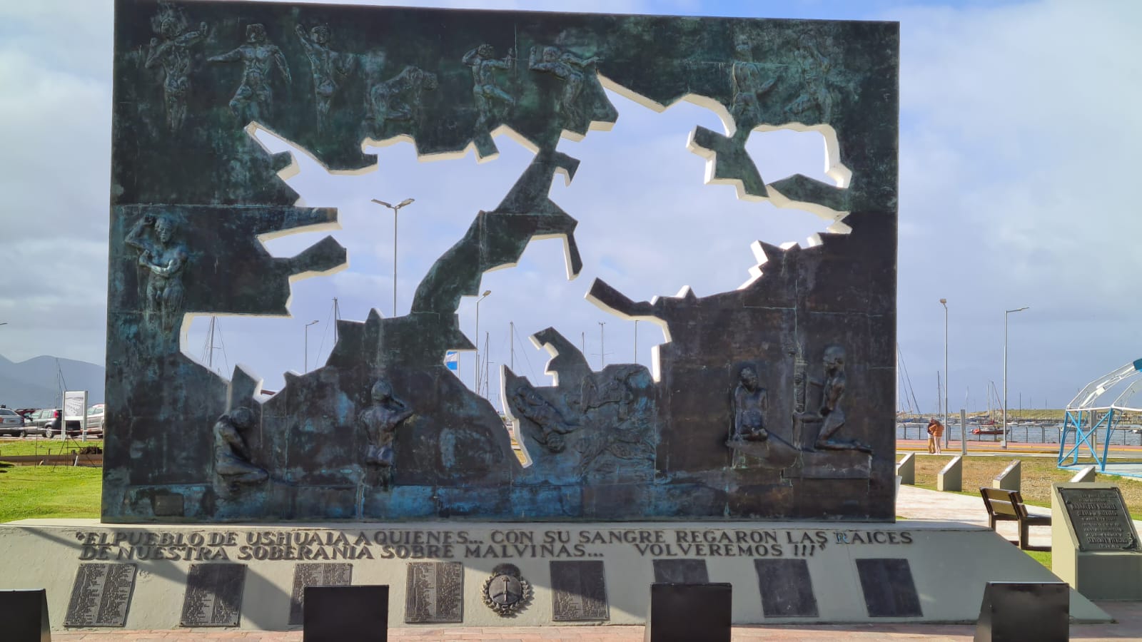 Foto del frenter del muro con los nombres de los caídos en la Guerra de Malvinas en Ushuaia
