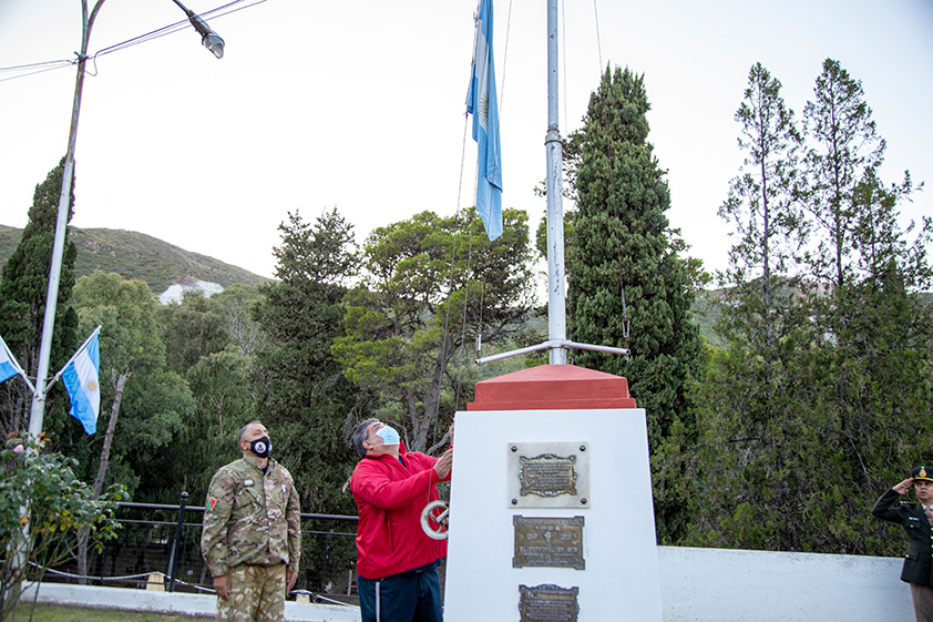 Fotografía del izamiento de la bandera Argentina por parte un Veterano de la Guerra de Malvinas