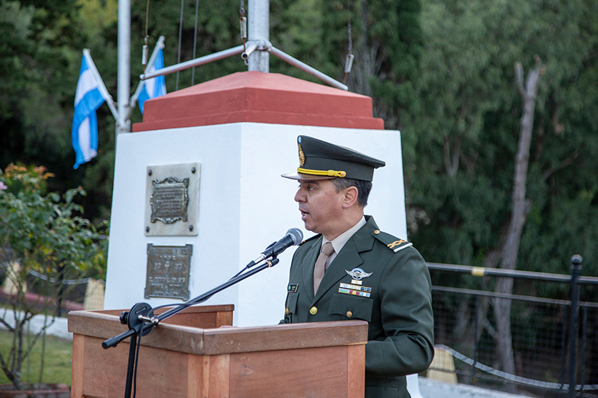 Fotografía que muestra al Suboficial Mayor Quevedo leyendo el mensaje del directorio