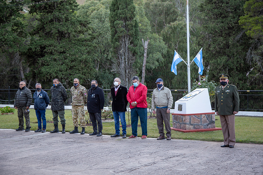 La fotografía muestra el minuto de silencio en homenaje a los caídos en la Guerra de Malvinas por parte de los Veteranos de la Guerra de Malvinas y el Teniente Coronel Riveros