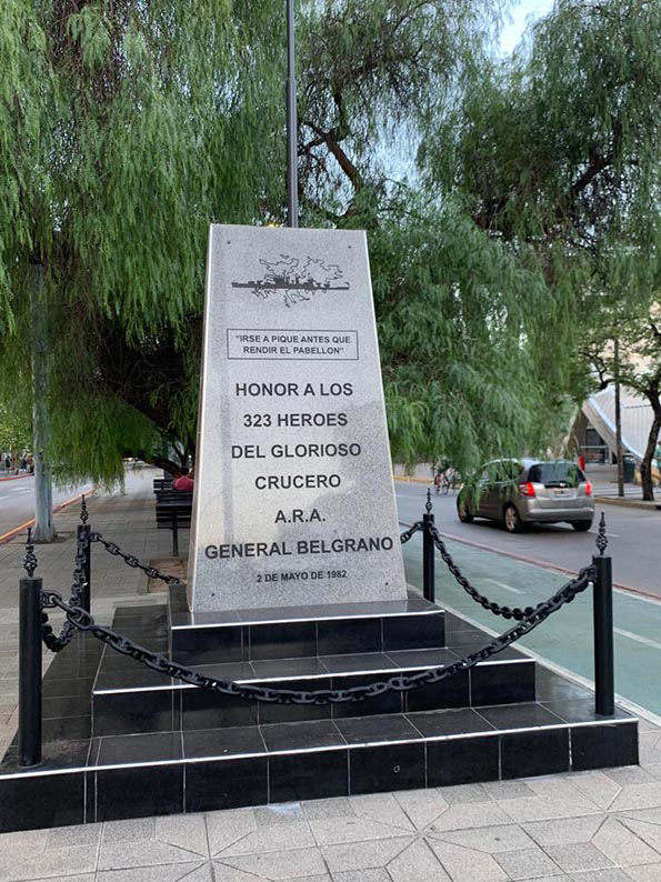 La fotografía muestra un monumento a los que fallecieron en el “Crucero ARA General Belgrano”, con la leyenda de frente que dice: “Honor a los 323 héroes del Glorioso “Crucero ARA General Belgrano”.