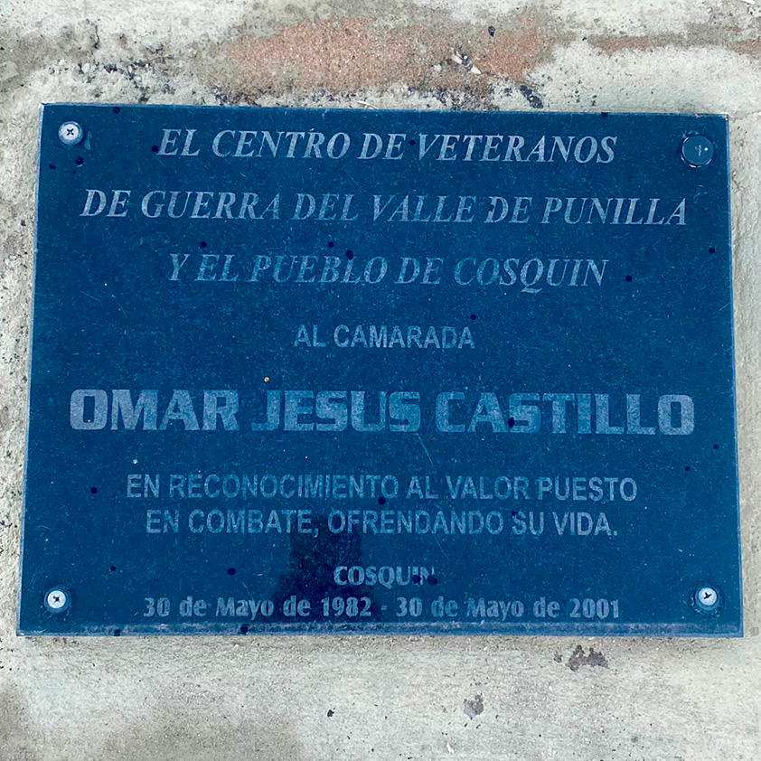 La fotografía muestra otra placa en reconocimiento al valor puesto en combate dedicada por el Centro de Veteranos de Guerra del Valle de Punilla y el pueblo de Cosquín a su héroe coscoíno que es símbolo del patriotismo argentino, el Capitán Aviador Omar Jesús Castillo.