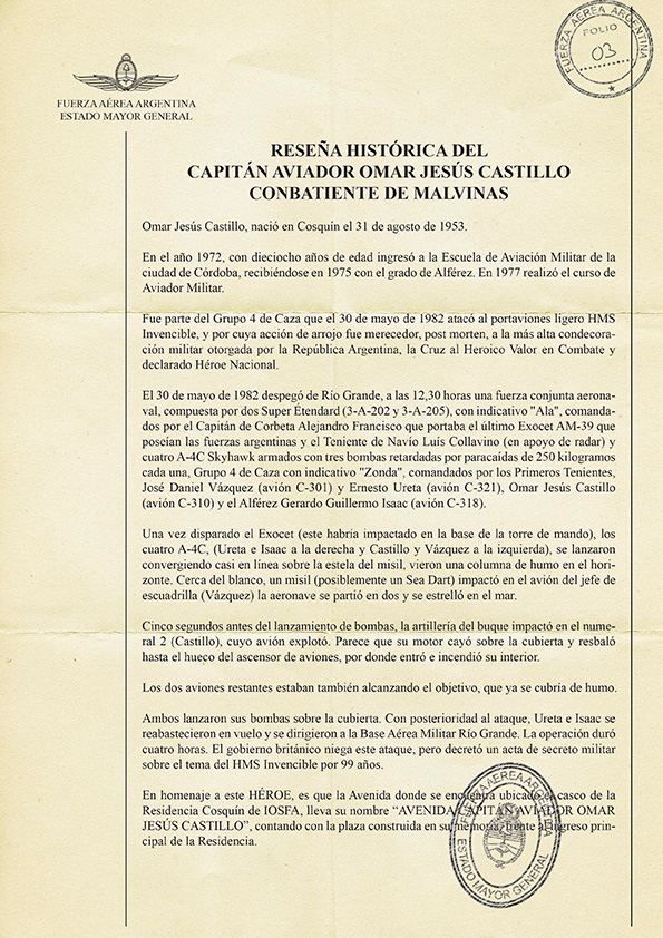 La fotografía muestra una hoja membretada con el logo de la Fuerza Aérea Argentina, con la reseña histórica del Capitán Aviador Omar Jesús Castillo.