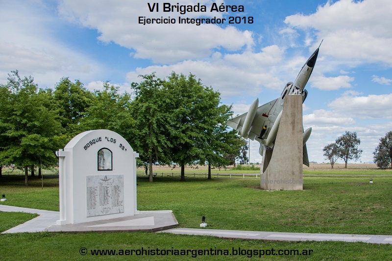 La fotografía muestra el monumento “Guardianes de los 55”. Un homenaje a los caídos en Malvinas y avión emblema.